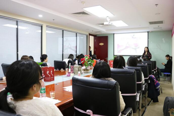 國(guó)際組織“粉紅絲帶”走進(jìn)美福嘉兒，舉辦乳房健康公益講座